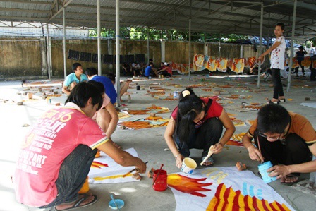 Cả trường thành “công trường” vẽ diều Huế mừng đại lễ - 1