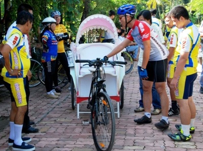 Độc đáo màn rước dâu bằng xe đạp - 2