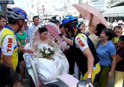 Độc đáo màn rước dâu bằng xe đạp - 4
