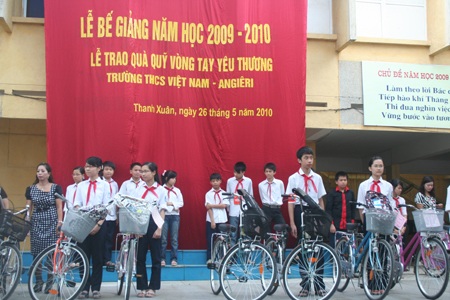 20 HS nghèo học giỏi nhận quà của Quỹ “Vòng tay yêu thương” - 1 20 HS nghèo học giỏi nhận quà của Quỹ “Vòng tay yêu thương” - 1