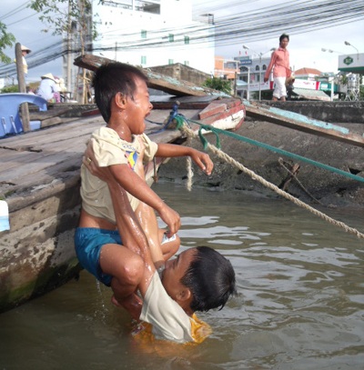 Trẻ nghỉ hè, tiềm ẩn nỗi lo tai nạn - 2 Trẻ nghỉ hè, tiềm ẩn nỗi lo tai nạn - 2