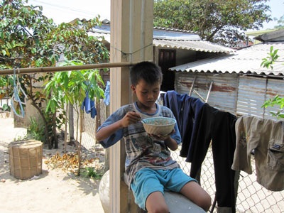 Tương lai mờ mịt của bé mồ côi cha bị mẹ bỏ rơi - 1 Tương lai mờ mịt của bé mồ côi cha bị mẹ bỏ rơi - 1
