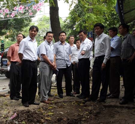 Theo chân Chủ tịch Hà Nội kiểm tra công tác cải tạo vỉa hè - 2 Theo chân Chủ tịch Hà Nội kiểm tra công tác cải tạo vỉa hè - 2