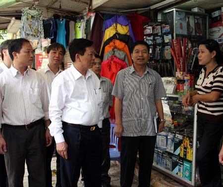 Theo chân Chủ tịch Hà Nội kiểm tra công tác cải tạo vỉa hè - 1 Theo chân Chủ tịch Hà Nội kiểm tra công tác cải tạo vỉa hè - 1