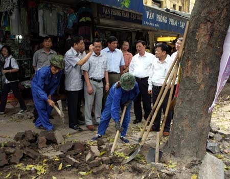 Theo chân Chủ tịch Hà Nội kiểm tra công tác cải tạo vỉa hè - 3 Theo chân Chủ tịch Hà Nội kiểm tra công tác cải tạo vỉa hè - 3