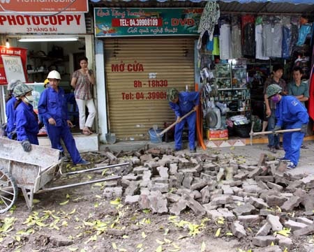 Theo chân Chủ tịch Hà Nội kiểm tra công tác cải tạo vỉa hè - 4 Theo chân Chủ tịch Hà Nội kiểm tra công tác cải tạo vỉa hè - 4