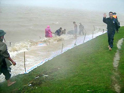 Cả nước sắp bước vào mùa mưa bão - 1