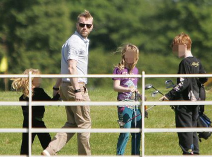 Ronan Keating tìm cách xin lỗi vợ - 1 Ronan Keating tìm cách xin lỗi vợ - 1