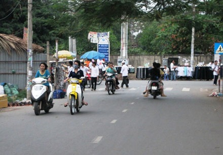 Sinh viên đầu trần “tải” 3 chạy xe bạt mạng - 1 Sinh viên đầu trần “tải” 3 chạy xe bạt mạng - 1
