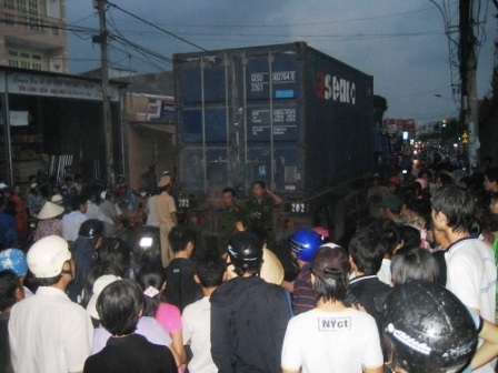 Cô gái trẻ chết thảm dười gầm xe container   - 2