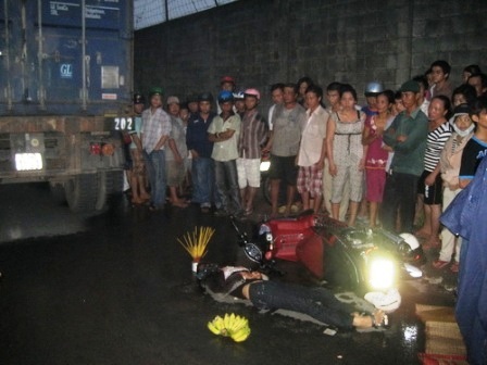 Cô gái trẻ chết thảm dười gầm xe container   - 1