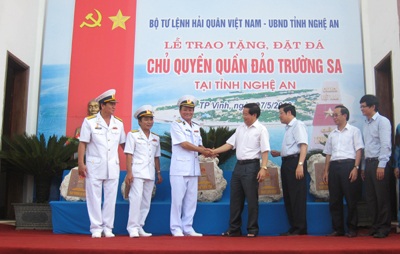 Nghệ An tiếp nhận đá san hô từ đảo Trường Sa  - 1