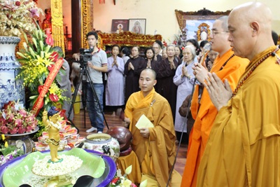 Phật tử múc nước tắm Phật trong ngày Đản sanh - 1 Phật tử múc nước tắm Phật trong ngày Đản sanh - 1