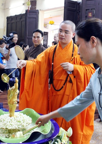 Phật tử múc nước tắm Phật trong ngày Đản sanh - 6 Phật tử múc nước tắm Phật trong ngày Đản sanh - 6