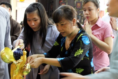 Phật tử múc nước tắm Phật trong ngày Đản sanh - 4 Phật tử múc nước tắm Phật trong ngày Đản sanh - 4