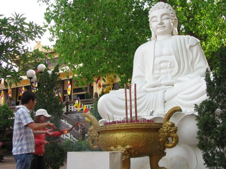 Phật tử múc nước tắm Phật trong ngày Đản sanh - 12 Phật tử múc nước tắm Phật trong ngày Đản sanh - 12