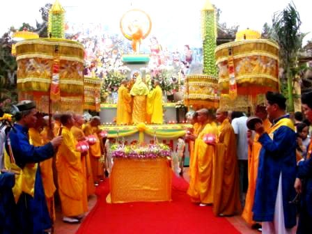 Phật tử múc nước tắm Phật trong ngày Đản sanh - 7 Phật tử múc nước tắm Phật trong ngày Đản sanh - 7