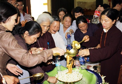 Phật tử múc nước tắm Phật trong ngày Đản sanh - 5 Phật tử múc nước tắm Phật trong ngày Đản sanh - 5