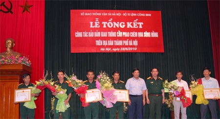 Thủ tướng khen thưởng lực lượng bắc cầu phao Chèm - 2 Thủ tướng khen thưởng lực lượng bắc cầu phao Chèm - 2