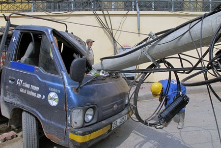 Cột đèn đè bẹp ô tô - 1 Cột đèn đè bẹp ô tô - 1