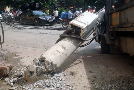 Cột đèn đè bẹp ô tô - 2 Cột đèn đè bẹp ô tô - 2