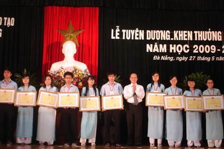 Tuyên dương, khen thưởng học sinh giỏi năm học 2009 - 2010 - 1 Tuyên dương, khen thưởng học sinh giỏi năm học 2009 - 2010 - 1