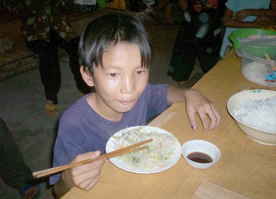 Bé trai lạc 4 ngày chưa xác định được người thân - 1