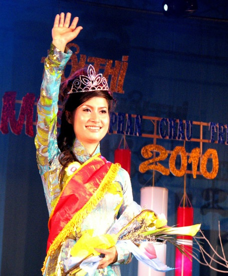 Võ Thị Thanh Thảo trở thành Hoa khôi ĐH Phan Châu Trinh - 1
