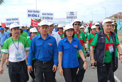 Hơn 1.000 đoàn viên đi bộ vì môi trường  - 1