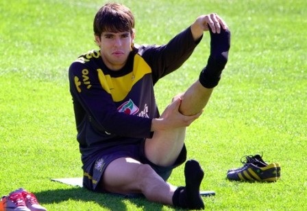 Kaka suýt “loạn đả” với đồng đội Melo - 1 Kaka suýt “loạn đả” với đồng đội Melo - 1