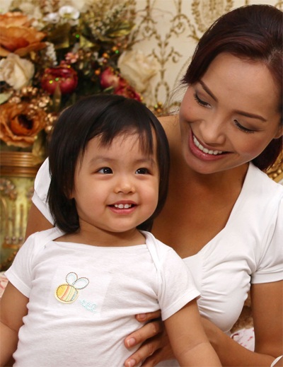 Khoảnh khắc dễ thương của hai bé gái nhà Thuý Hạnh - 10 Khoảnh khắc dễ thương của hai bé gái nhà Thuý Hạnh - 10