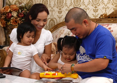 Khoảnh khắc dễ thương của hai bé gái nhà Thuý Hạnh - 12 Khoảnh khắc dễ thương của hai bé gái nhà Thuý Hạnh - 12