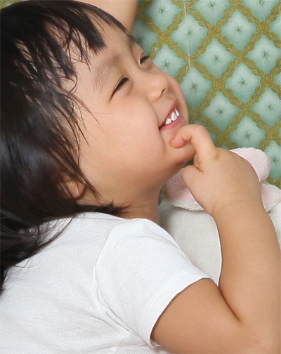 Khoảnh khắc dễ thương của hai bé gái nhà Thuý Hạnh - 2 Khoảnh khắc dễ thương của hai bé gái nhà Thuý Hạnh - 2