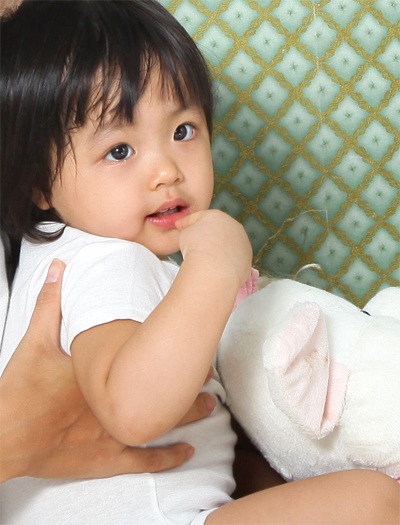 Khoảnh khắc dễ thương của hai bé gái nhà Thuý Hạnh - 9 Khoảnh khắc dễ thương của hai bé gái nhà Thuý Hạnh - 9