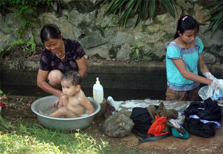 Huyện nghèo gặp khó vì mất mùa, hạn hán - 4