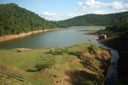 Huyện nghèo gặp khó vì mất mùa, hạn hán - 1