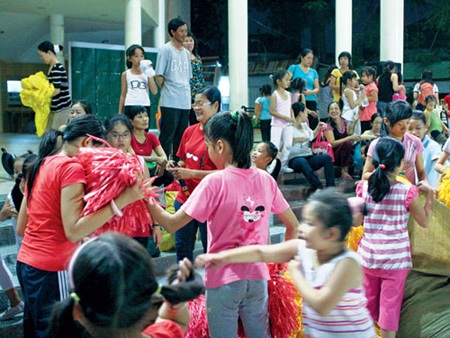 Cha mẹ “điên đầu” khi con nghỉ hè - 1