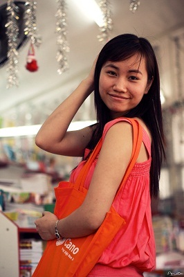 Cô sinh viên và chiếc túi “khai trí” - 1