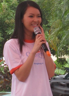 Á hậu Thụy Vân vui Tết thiếu nhi cùng trẻ em làng Hữu Nghị - 1 Á hậu Thụy Vân vui Tết thiếu nhi cùng trẻ em làng Hữu Nghị - 1