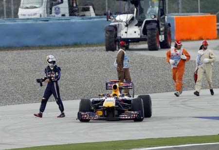 Red Bull dâng ngôi đầu cho McLaren - 2