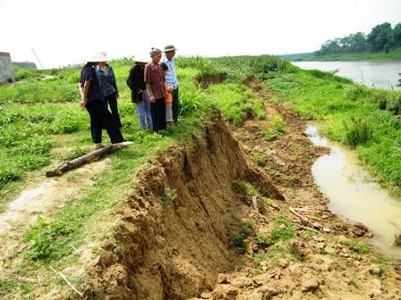 Thôn vạn đò bất an vì sạt lở bờ sông - 1 Thôn vạn đò bất an vì sạt lở bờ sông - 1