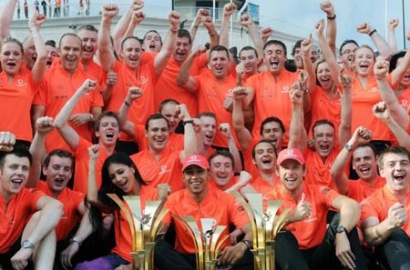 Red Bull dâng ngôi đầu cho McLaren - 1