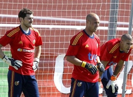 Casillas “vượt mặt” đồng đội Raul Gonzalez - 1 Casillas “vượt mặt” đồng đội Raul Gonzalez - 1