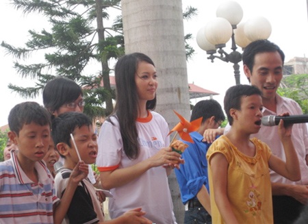 Á hậu Thụy Vân vui Tết thiếu nhi cùng trẻ em làng Hữu Nghị - 4 Á hậu Thụy Vân vui Tết thiếu nhi cùng trẻ em làng Hữu Nghị - 4