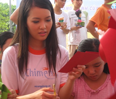 Á hậu Thụy Vân vui Tết thiếu nhi cùng trẻ em làng Hữu Nghị - 5 Á hậu Thụy Vân vui Tết thiếu nhi cùng trẻ em làng Hữu Nghị - 5