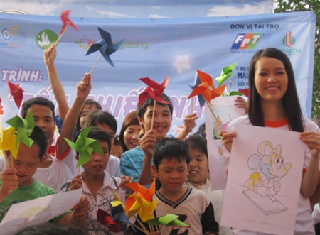 Á hậu Thụy Vân vui Tết thiếu nhi cùng trẻ em làng Hữu Nghị - 6 Á hậu Thụy Vân vui Tết thiếu nhi cùng trẻ em làng Hữu Nghị - 6