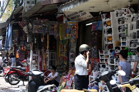 Đồ chơi 1/6 “nhàm” về mẫu mã, giá cả - 1