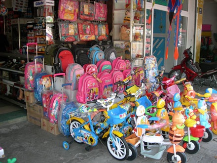 Đồ chơi 1/6 “nhàm” về mẫu mã, giá cả - 2