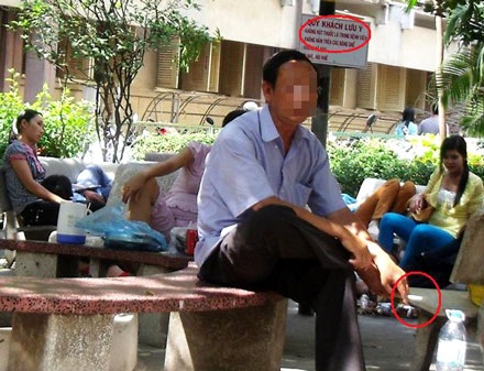 Vô tư hút thuốc cạnh bảng cấm - 1 Vô tư hút thuốc cạnh bảng cấm - 1