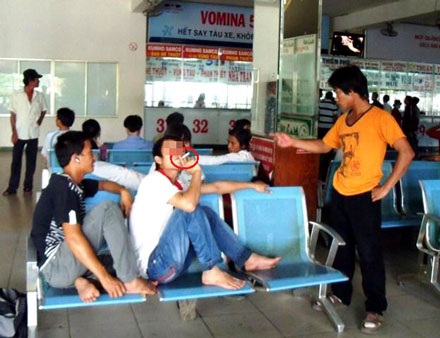 Vô tư hút thuốc cạnh bảng cấm - 4 Vô tư hút thuốc cạnh bảng cấm - 4